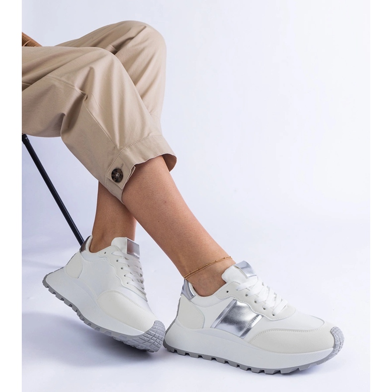 Sneakers bianche sulla piattaforma bianca 2