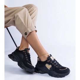 Sneaker nere su una piattaforma di cuore nero 1
