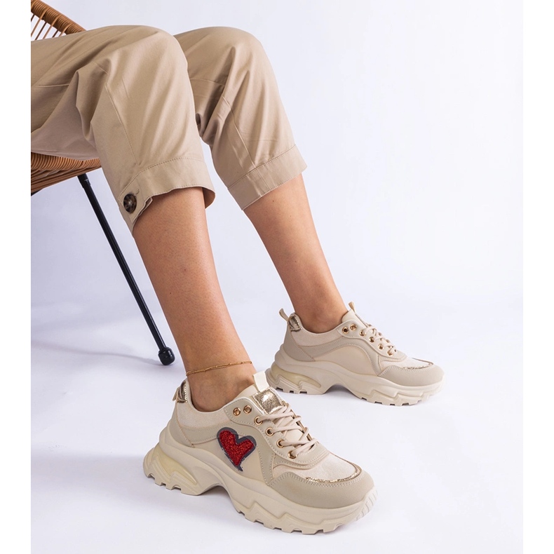 Sneaker beige su una piattaforma cardiaca 1