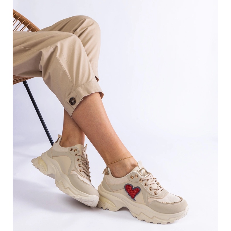 Sneaker beige su una piattaforma cardiaca 2