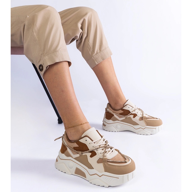 Sneakers marroni decorate con un filo di zirconi beige 1