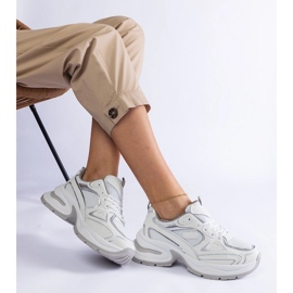 Sneakers bianche su una suola massiccia bianco 1