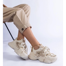 Sneaker sportive da donna beige su una suola enorme 1