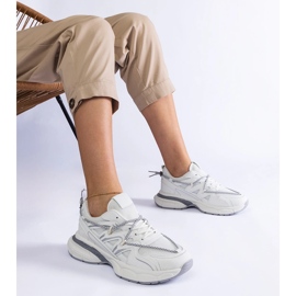 Sneaker da donna bianca su una suola enorme 1