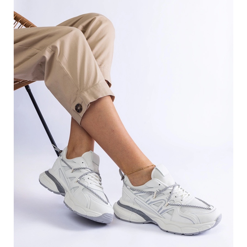 Sneaker da donna bianca su una suola enorme 2