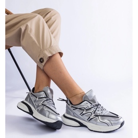 Sneaker da donna d'argento su una suola enorme 2