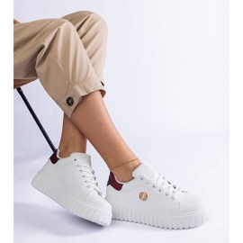 Sneaker bianche e bianche su una suola spessa bianca 1