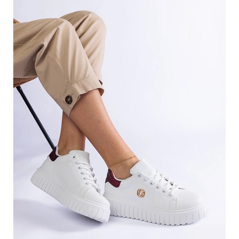 Sneaker bianche e bianche su una suola spessa bianca 1