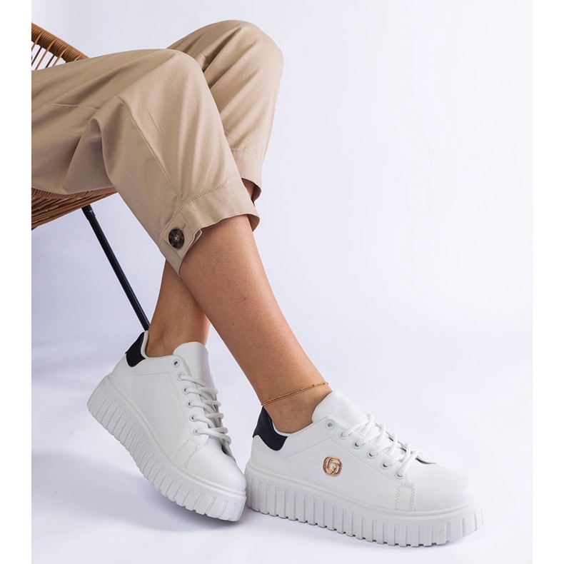 Sneaker bianche e bianche su una suola spessa bianco 1
