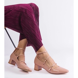 Le pompe beige verniciate con una cintura 2