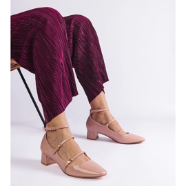Le pompe beige verniciate con una cintura 1