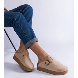 Le infradito da donna beige sulle donne sulla piattaforma con una fibbia 1