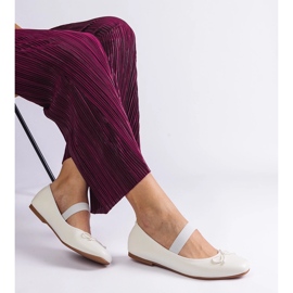Ballerine bianche con una fascia elastica e un arco decorativo bianco 2
