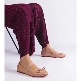 Ballerine beige con una fascia elastica e un arco decorativo 1