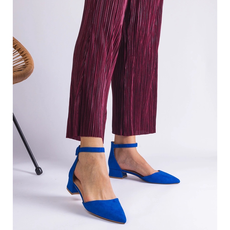 Sandali blu su un post basso 1