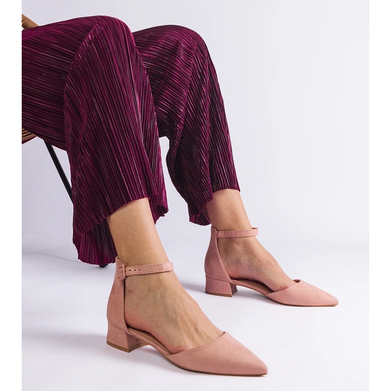 Sandali rosa chiaro su un post basso 1