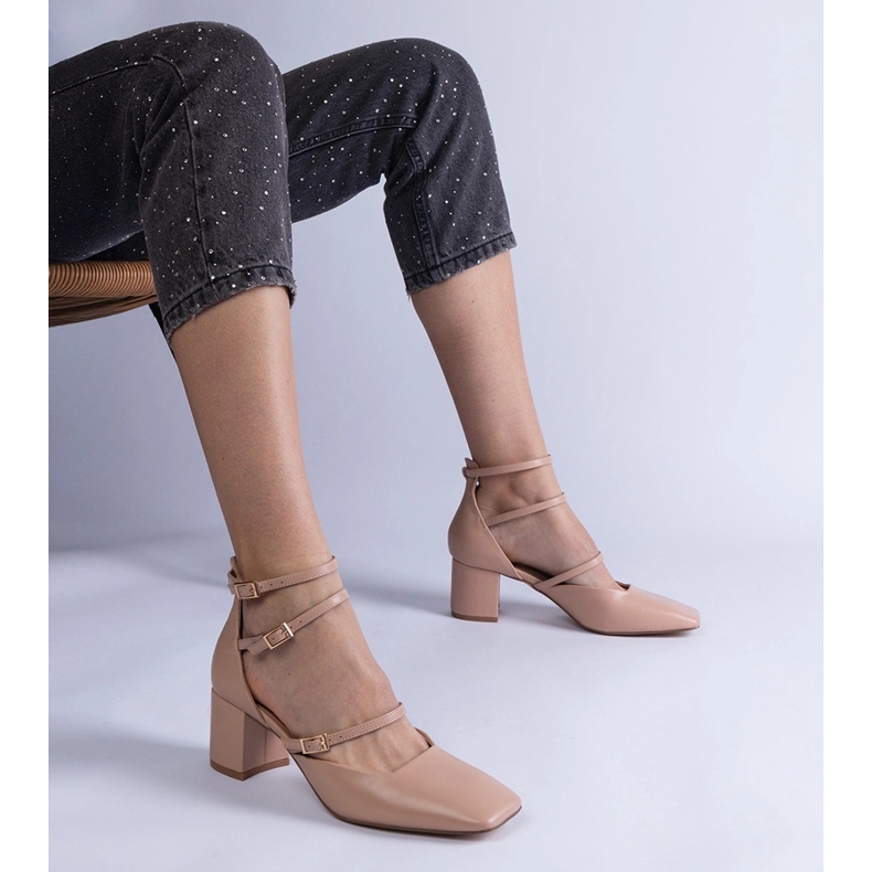 Pompe beige sul pilastro con fibbie 1