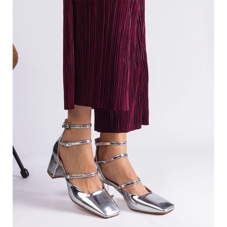 Pumpe d'argento Vernishing su un post con fibbie 1