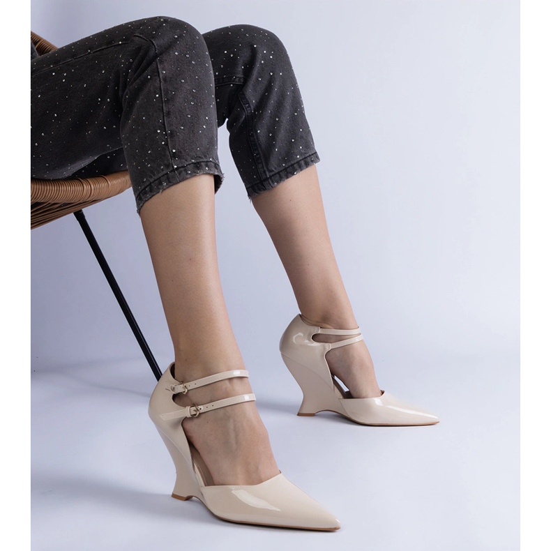 Beige pompe verniciate sul cuneo con fibbie 1