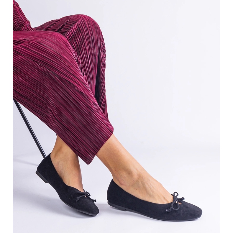 Ballerine nere con un arco decorativo nero 2