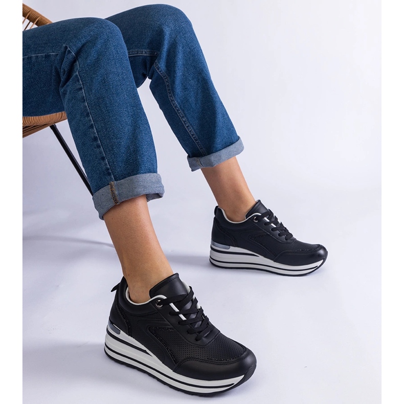 Sneaker nere su una piattaforma decorata con glitter e un inserimento metallico nero 1