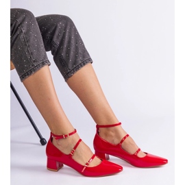 Le pompe rosse vernarono con una cinghia rosso 1
