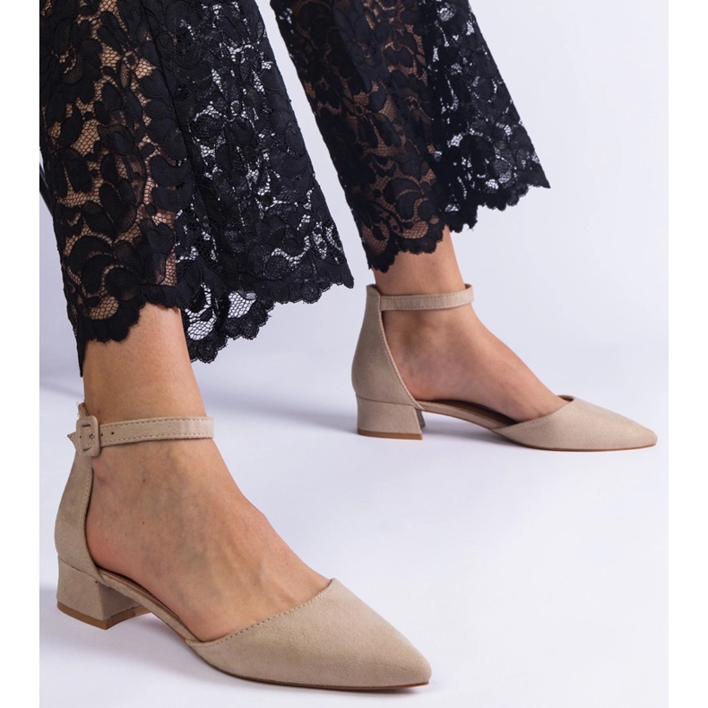 Décolleté beige con tacco basso 1