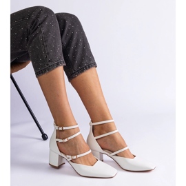 Pompe bianche sul pilastro con fibbie bianca 1