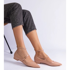 Beige pompe verniciate con tacchi piatti con fibbie beige 2