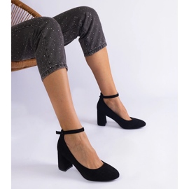 Pompe nere sul pilastro di eco-chilome nero 1