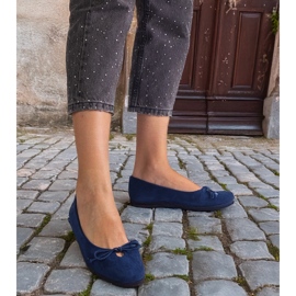 Balerina blu navy con un arco decorativo 1