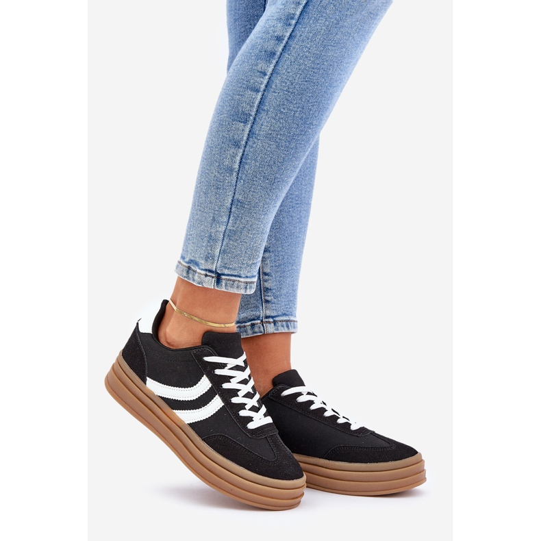 Sneaker eleganti sulla piattaforma in bianco e nero 1