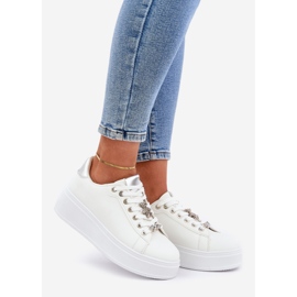 Sneaker in pelle ecota con spille bianche e argento bianca 1