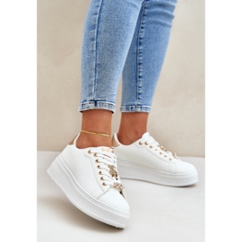 Sneaker in pelle ecota con spille bianche e oro bianca 2