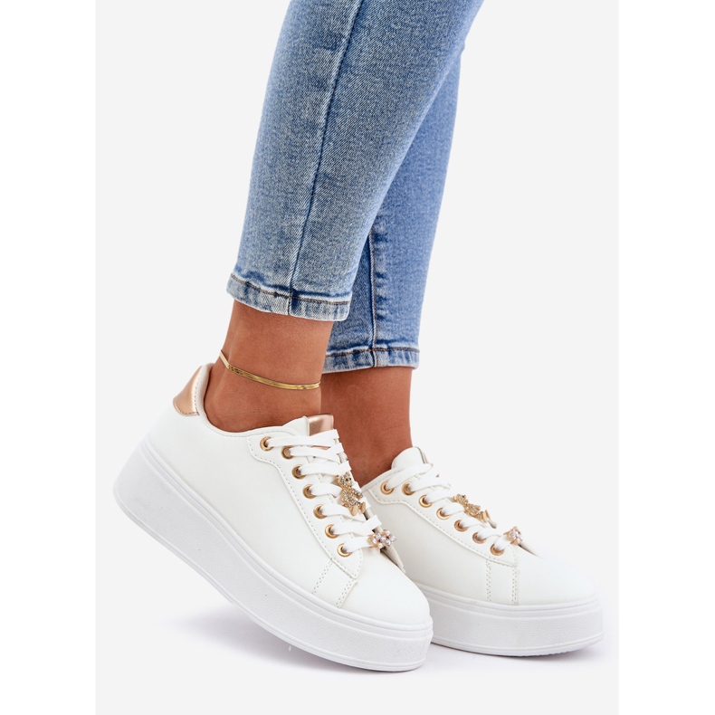 Sneaker in pelle ecota con spille bianche e oro bianca 1