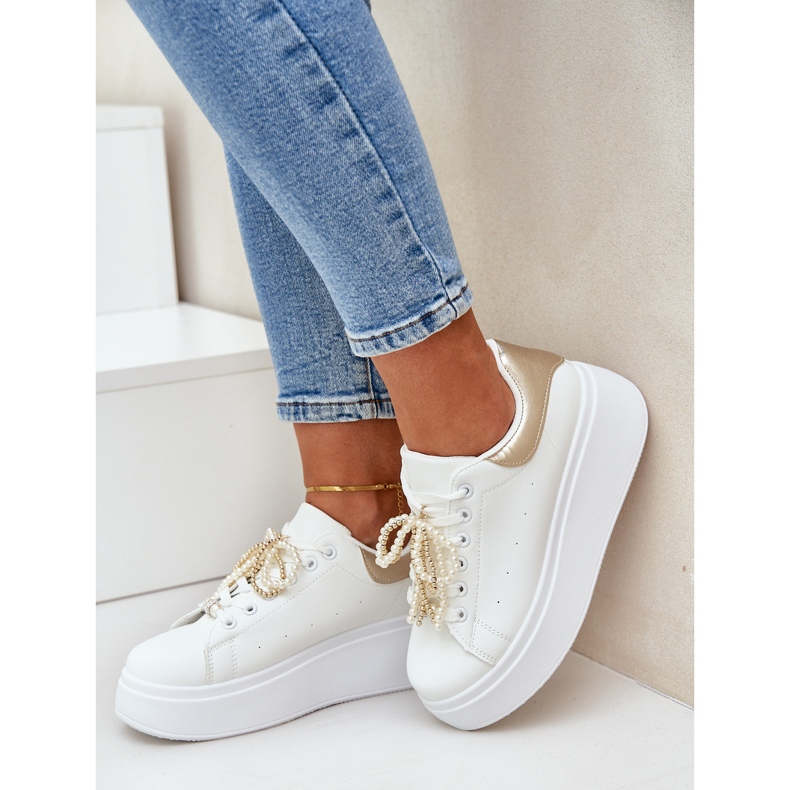 Sneaker femminili sulla piattaforma con decorazioni bianche e oro bianco 2