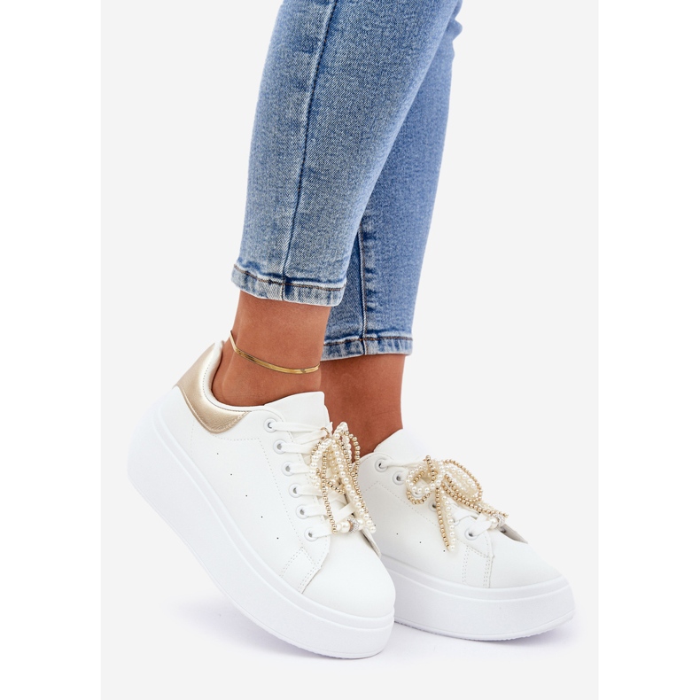 Sneaker femminili sulla piattaforma con decorazioni bianche e oro bianca 1