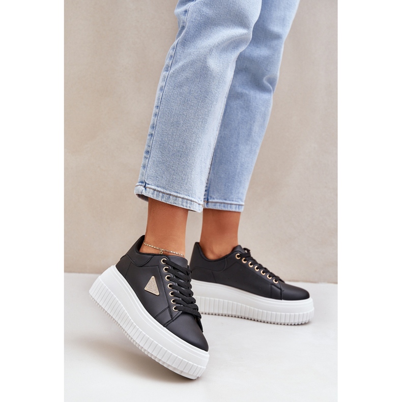 Sneaker eleganti su un'enorme piattaforma in bianco e nero 2