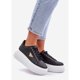 Sneaker eleganti su un'enorme piattaforma in bianco e nero 1