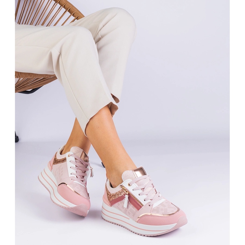 Sneaker sportive rosa sulla piattaforma decorate con glitter 1