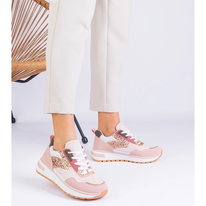 Sneaker rosa sulla piattaforma decorate con glitter 1