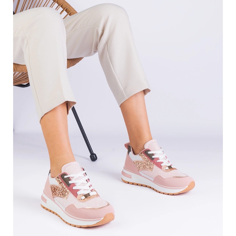 Sneaker rosa sulla piattaforma decorate con glitter 2