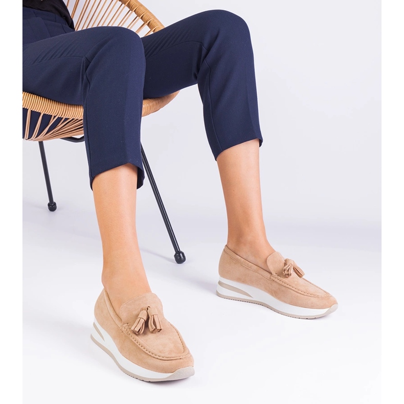 Mocassini da donna beige sulla piattaforma con frange 1