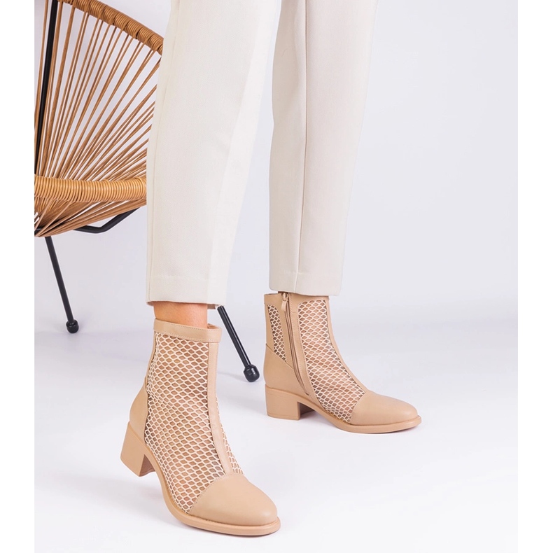 Stivali a maglie beige sul post 1