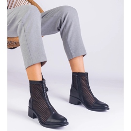 Stivali a maglie nere sul post beige 1