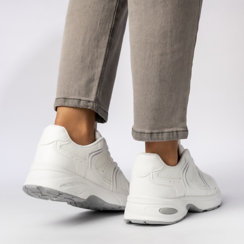 Sneaker femminili sulla piattaforma bianca 1