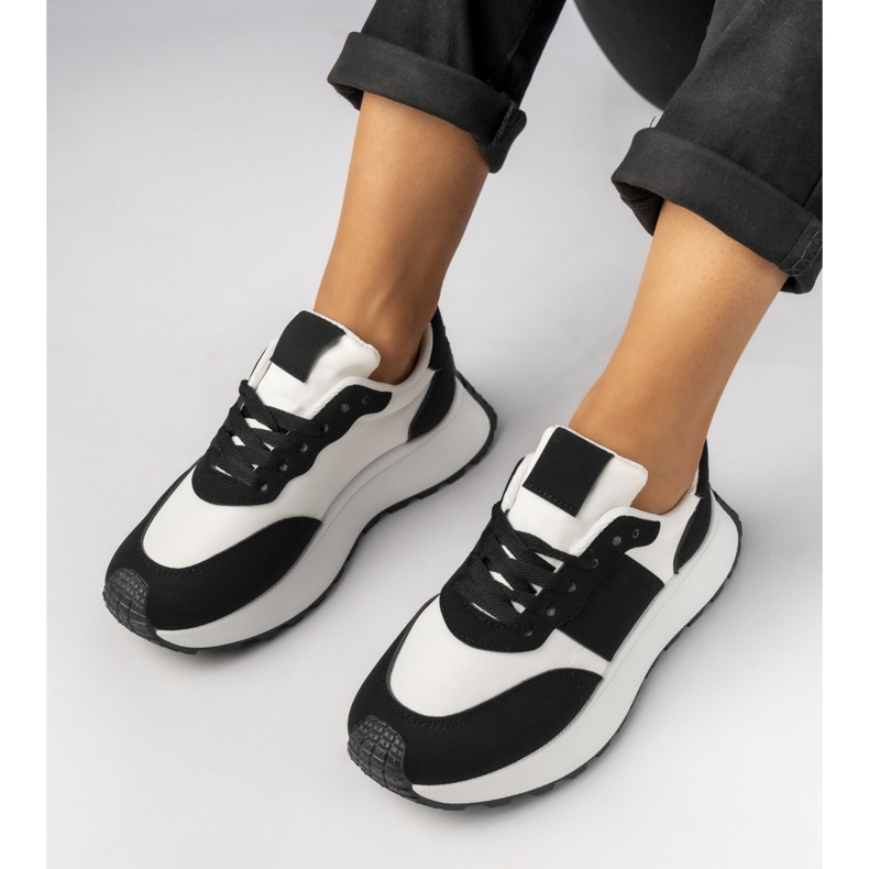 Sneaker sportive in bianco e nero femminile 1