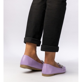 Mocassine femminili con un ornamento viola 1