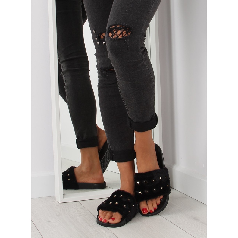 Ciabatte nere con pelliccia e borchie nere nero 2