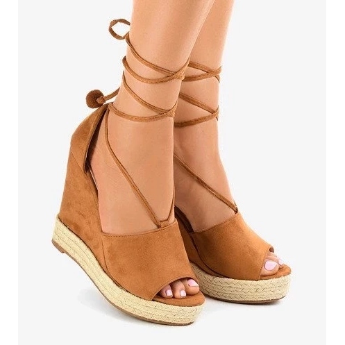 Mocassini beige sulla piattaforma e mocassini beige da donna 2